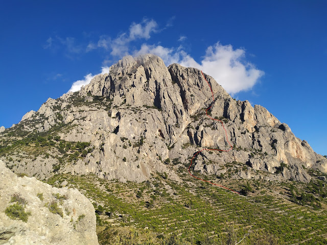 Diedro Mediterraneo 6b+/6a 500m Oeste Puig Campana