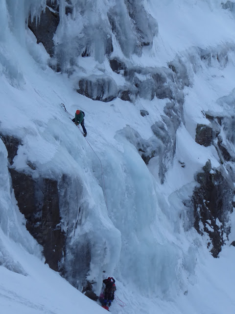Flash Estivo, Cascada de hielo en el valle de COGNE, Italia.