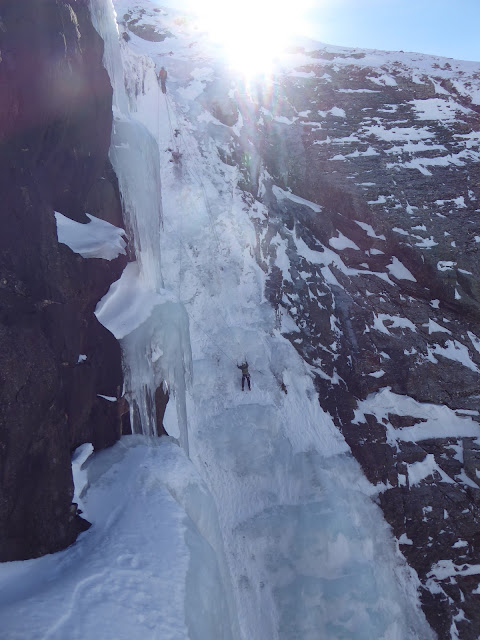 Flash Estivo, Cascada de hielo en el valle de COGNE, Italia.