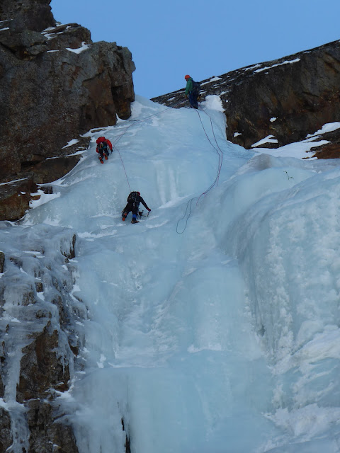 Flash Estivo, Cascada de hielo en el valle de COGNE, Italia.