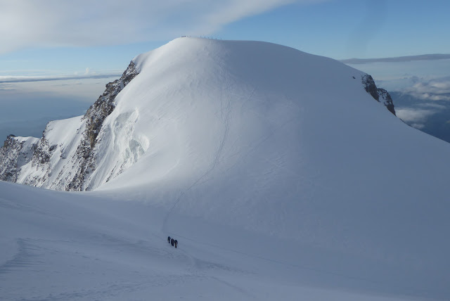 Zumsteinpitze 4.573m., Parrotspitze 4.443 y Pirámide Vincent 4.215m.