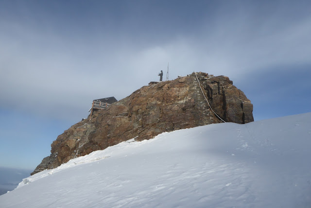 Zumsteinpitze 4.573m., Parrotspitze 4.443 y Pirámide Vincent 4.215m.
