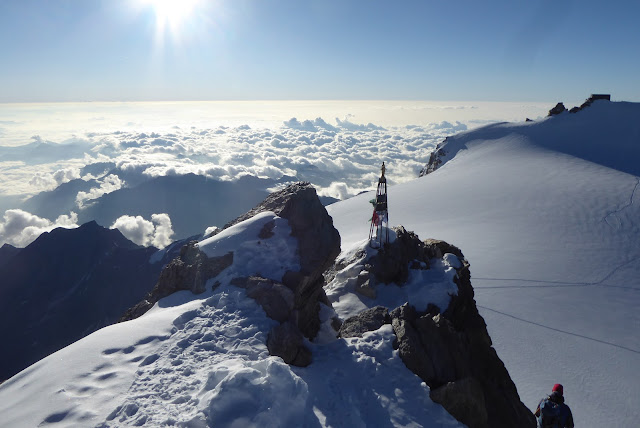 Zumsteinpitze 4.573m., Parrotspitze 4.443 y Pirámide Vincent 4.215m.