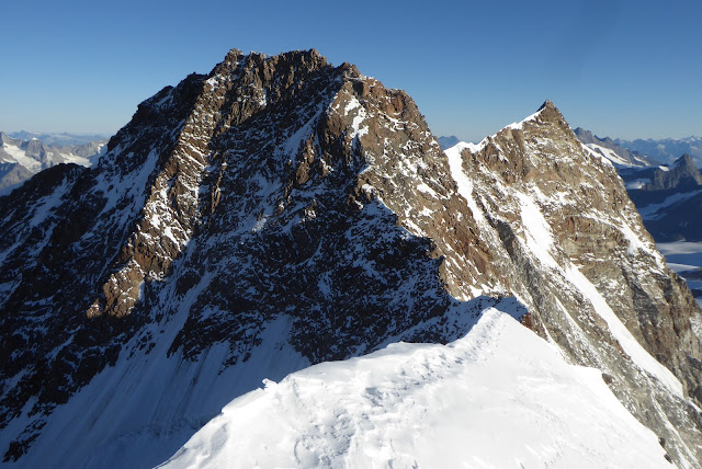 Zumsteinpitze 4.573m., Parrotspitze 4.443 y Pirámide Vincent 4.215m.
