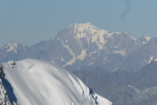 Zumsteinpitze 4.573m., Parrotspitze 4.443 y Pirámide Vincent 4.215m.
