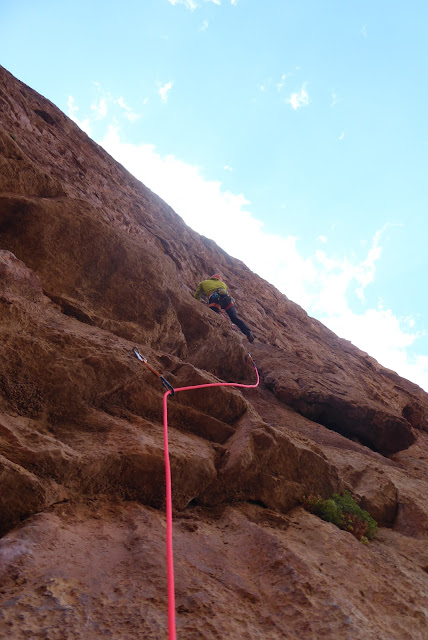 Taghia, Les Rivieres Pourpres 500m 7b+/7a oblig