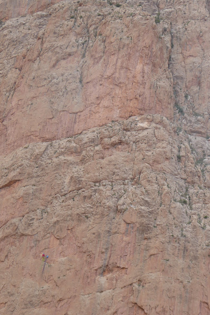 Taghia, Les Rivieres Pourpres 500m 7b+/7a oblig