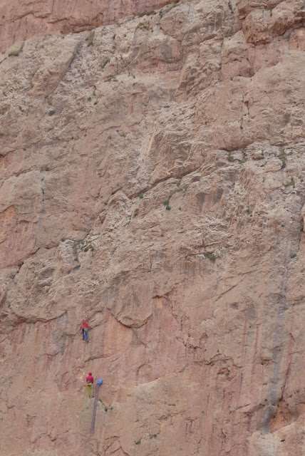 Taghia, Les Rivieres Pourpres 500m 7b+/7a oblig