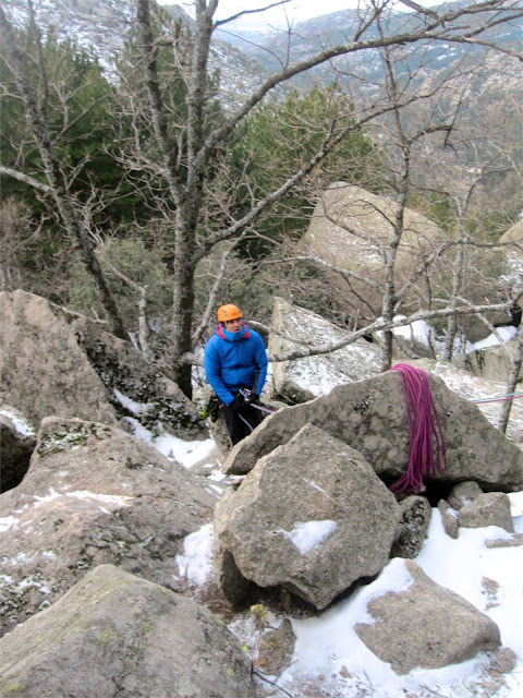 Vía Herreros a la cuarta buitrera. Pedriza invernal