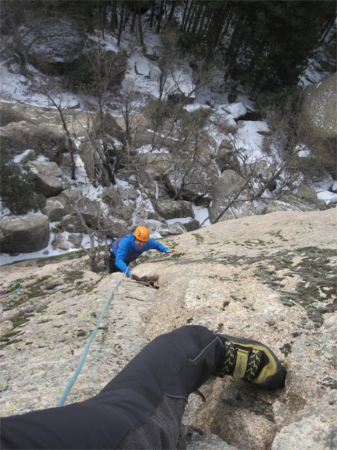 Vía Herreros a la cuarta buitrera. Pedriza invernal