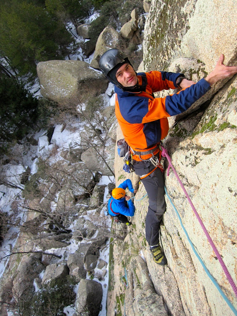 Vía Herreros a la cuarta buitrera. Pedriza invernal