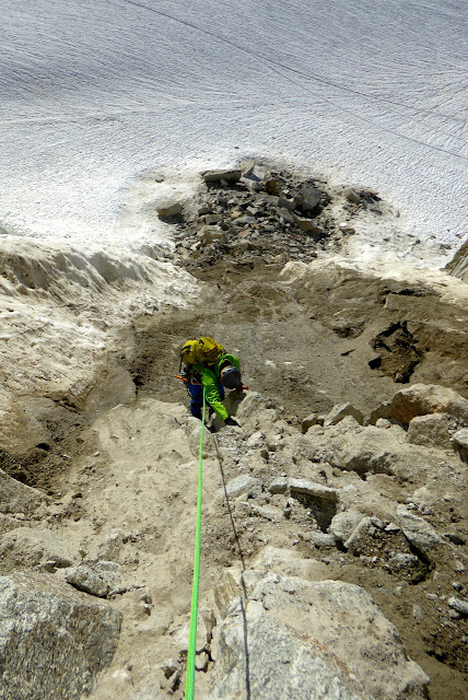 Vía Rebufatt al espolón de los cósmicos, 150m (MD-/6a).