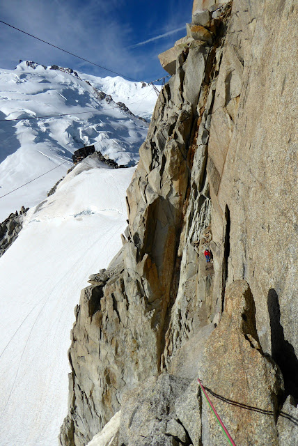 Vía Rebufatt al espolón de los cósmicos, 150m (MD-/6a).