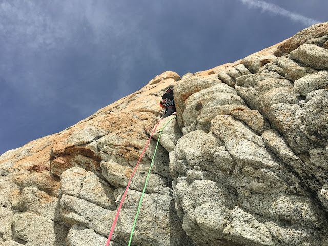 Vía Rebufatt al espolón de los cósmicos, 150m (MD-/6a).