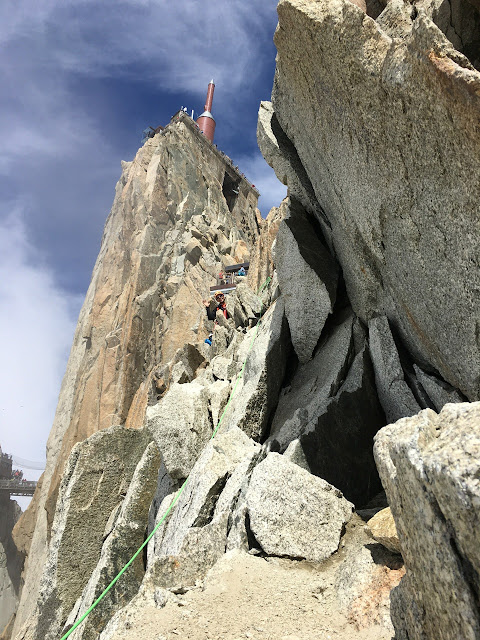 Vía Rebufatt al espolón de los cósmicos, 150m (MD-/6a).