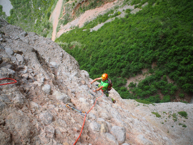 Boloterapia. Norte del Pisón. Riglos 300m 7a+/6b+ oblig.