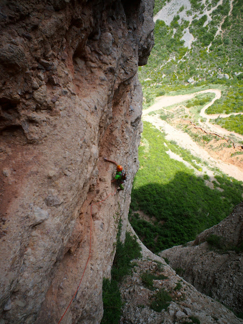 Boloterapia. Norte del Pisón. Riglos 300m 7a+/6b+ oblig.