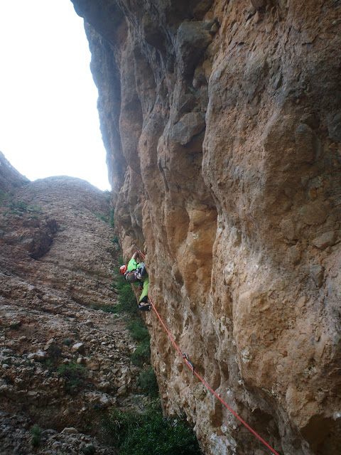 Boloterapia. Norte del Pisón. Riglos 300m 7a+/6b+ oblig.