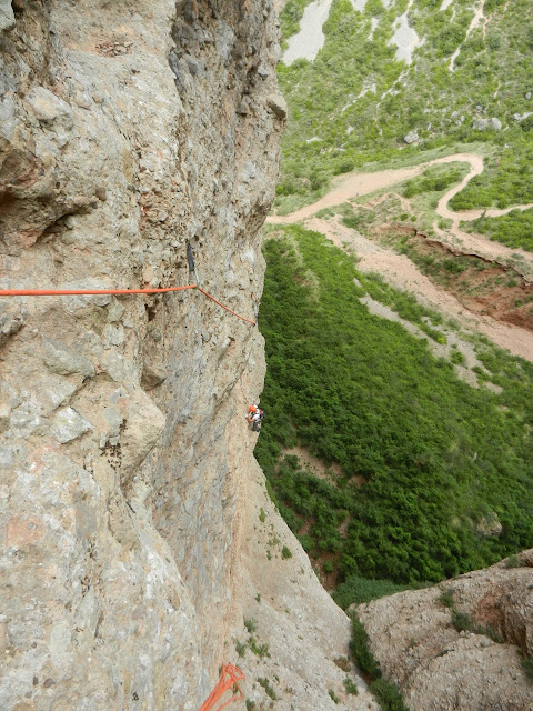 Boloterapia. Norte del Pisón. Riglos 300m 7a+/6b+ oblig.
