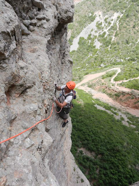 Boloterapia. Norte del Pisón. Riglos 300m 7a+/6b+ oblig.