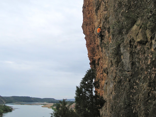 Directa al cilindro (6b), Cachachines (6c) y Autopista al infierno (6c). Sant LLorenç de Montgai