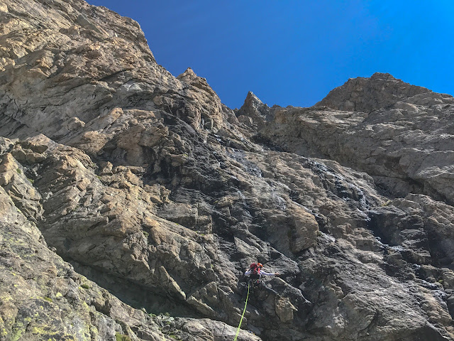 Ventre a Terre 400m/6a,  Aiguille de Sialouze, cara suroeste. Ecrins