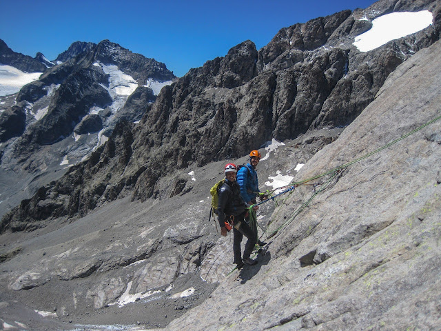 Ventre a Terre 400m/6a,  Aiguille de Sialouze, cara suroeste. Ecrins