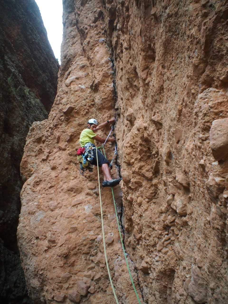 Via del Silencio. 255 m 6b+ (V+A0). Riglos. La Visera