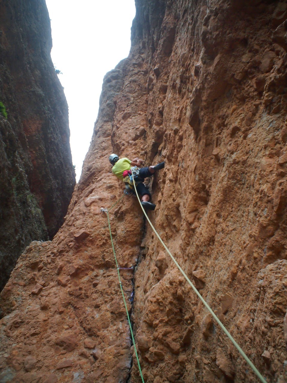 Via del Silencio. 255 m 6b+ (V+A0). Riglos. La Visera