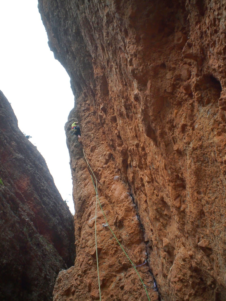 Via del Silencio. 255 m 6b+ (V+A0). Riglos. La Visera