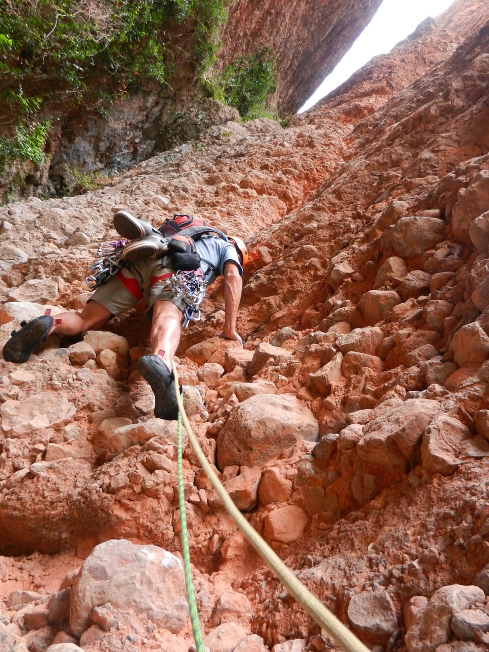 Via del Silencio. 255 m 6b+ (V+A0). Riglos. La Visera