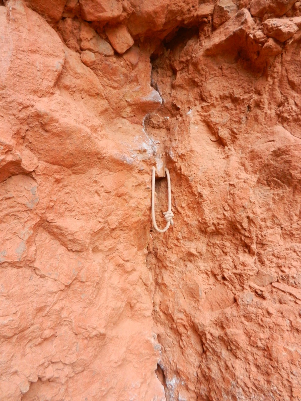 Via del Silencio. 255 m 6b+ (V+A0). Riglos. La Visera