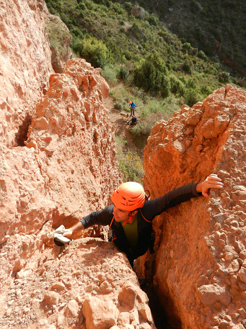Vía Guirles-Campos a la visera (280m 6a+/A0). Riglos