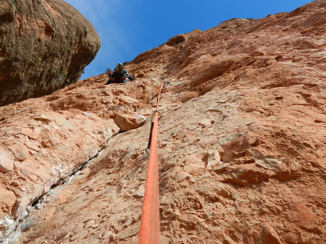 Vía Guirles-Campos a la visera (280m 6a+/A0). Riglos