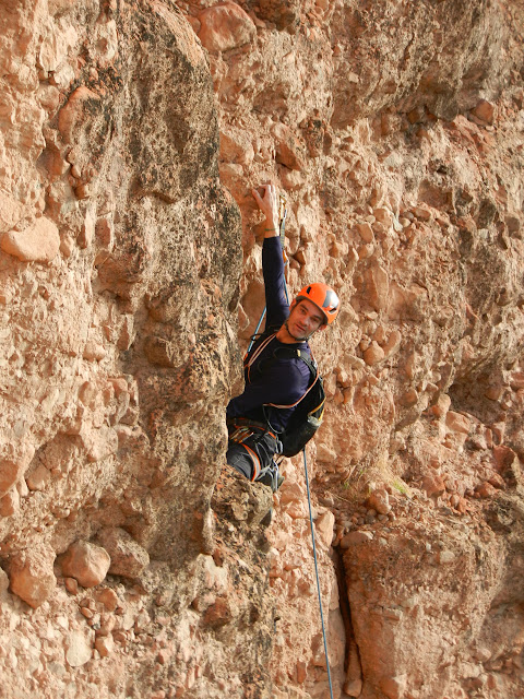 Vía Guirles-Campos a la visera (280m 6a+/A0). Riglos