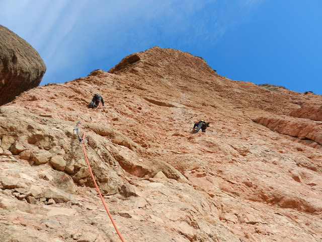 Vía Guirles-Campos a la visera (280m 6a+/A0). Riglos