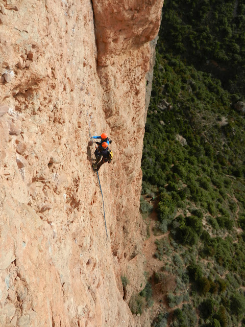 Vía Guirles-Campos a la visera (280m 6a+/A0). Riglos