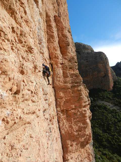 Vía Guirles-Campos a la visera (280m 6a+/A0). Riglos
