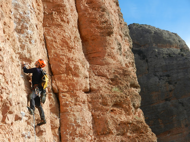 Vía Guirles-Campos a la visera (280m 6a+/A0). Riglos