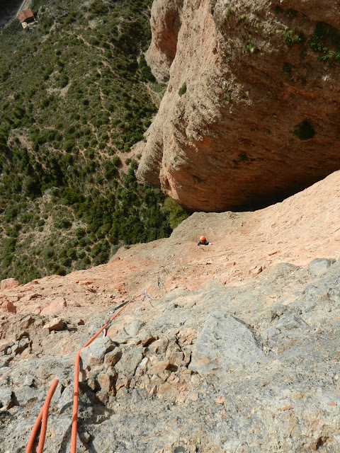 Vía Guirles-Campos a la visera (280m 6a+/A0). Riglos