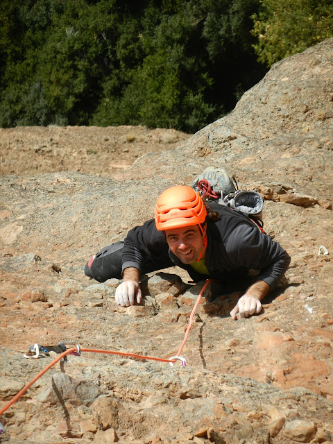 Vía Guirles-Campos a la visera (280m 6a+/A0). Riglos