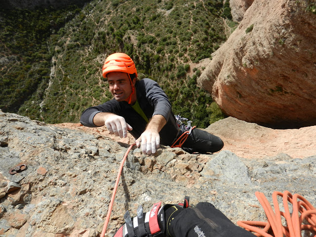 Vía Guirles-Campos a la visera (280m 6a+/A0). Riglos