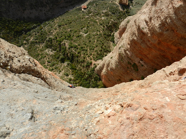 Vía Guirles-Campos a la visera (280m 6a+/A0). Riglos