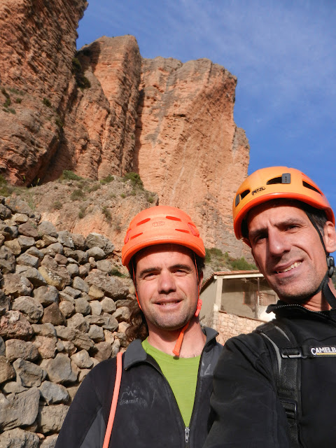 Vía Guirles-Campos a la visera (280m 6a+/A0). Riglos
