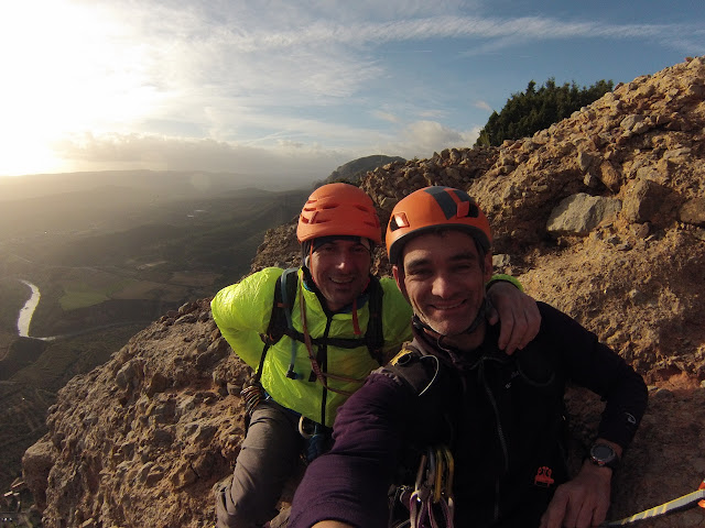 Vía Guirles-Campos a la visera (280m 6a+/A0). Riglos