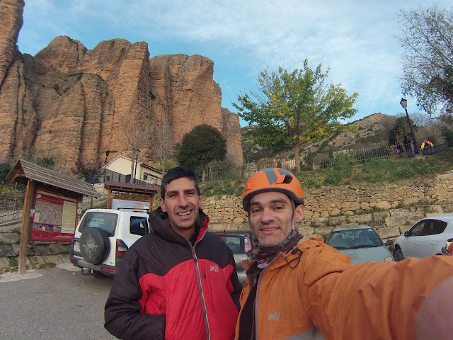 Vía Guirles-Campos a la visera (280m 6a+/A0). Riglos
