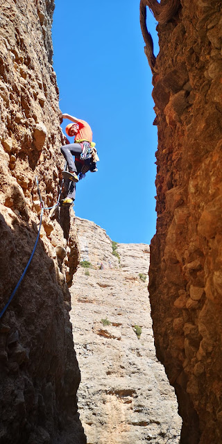 Vía Pandemia al Mallo Cuchillo, Riglos. 230m 6c/6a obl.