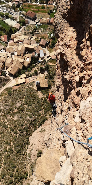 Vía Pandemia al Mallo Cuchillo, Riglos. 230m 6c/6a obl.