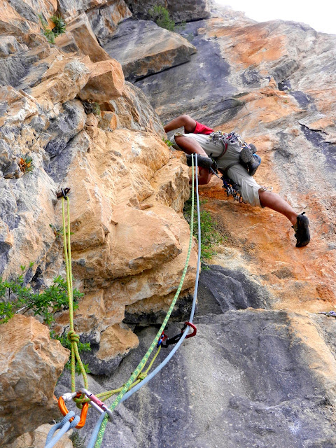 Brujas-Francoespañola, 430m MD+ (6b+/6a oblig.)