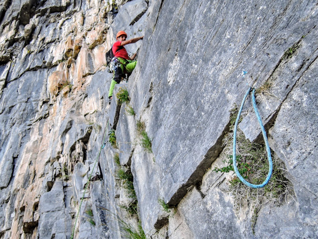 El Retorno del Jedi, ED 350m 6c+ (6b+ obl). Ordesa, pared cóncava.